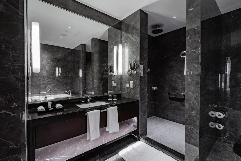 غرفة مع بإطلالة على المدينة SPACIOUS SEA VIEW/ WITH LOUNGE ACCESS - KING BED