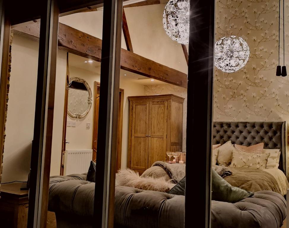 espejo grande en habitación con cama y cama en Grange Farm Lodge, en Ripon