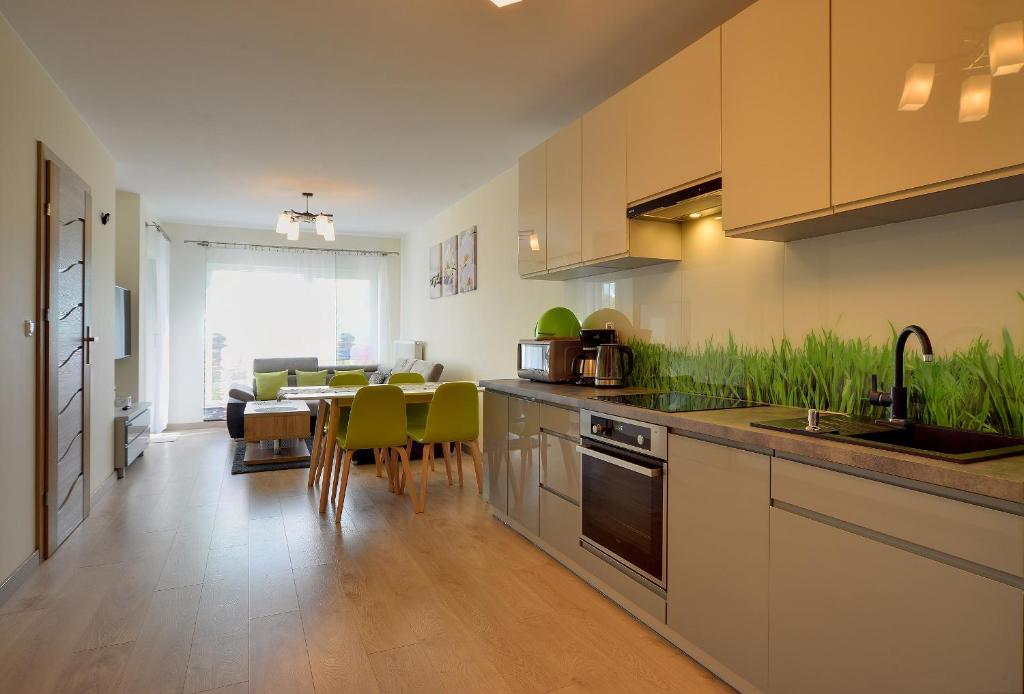 Kuchyňa alebo kuchynka v ubytovaní Przytulne Apartamenty Sun Seasons 24 z Pięknym Widokiem w Szklarskiej Porębie by Noclegi Renters