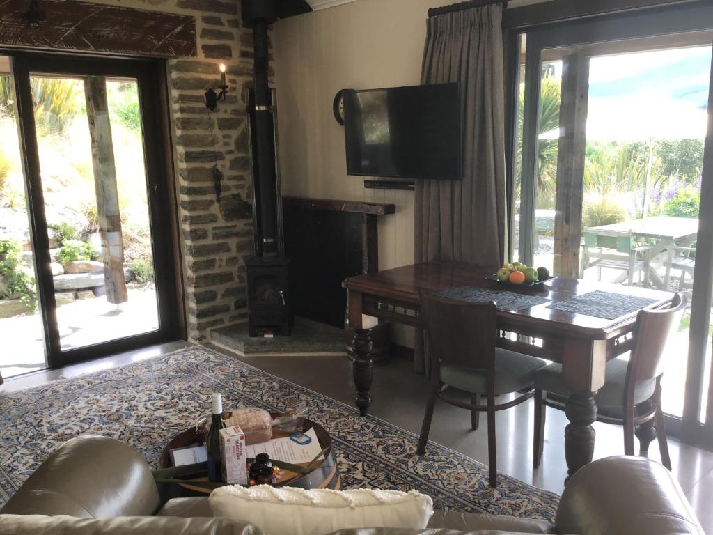 TV a/nebo společenská místnost v ubytování Hawkridge Chalet - Honeymooners Chalet