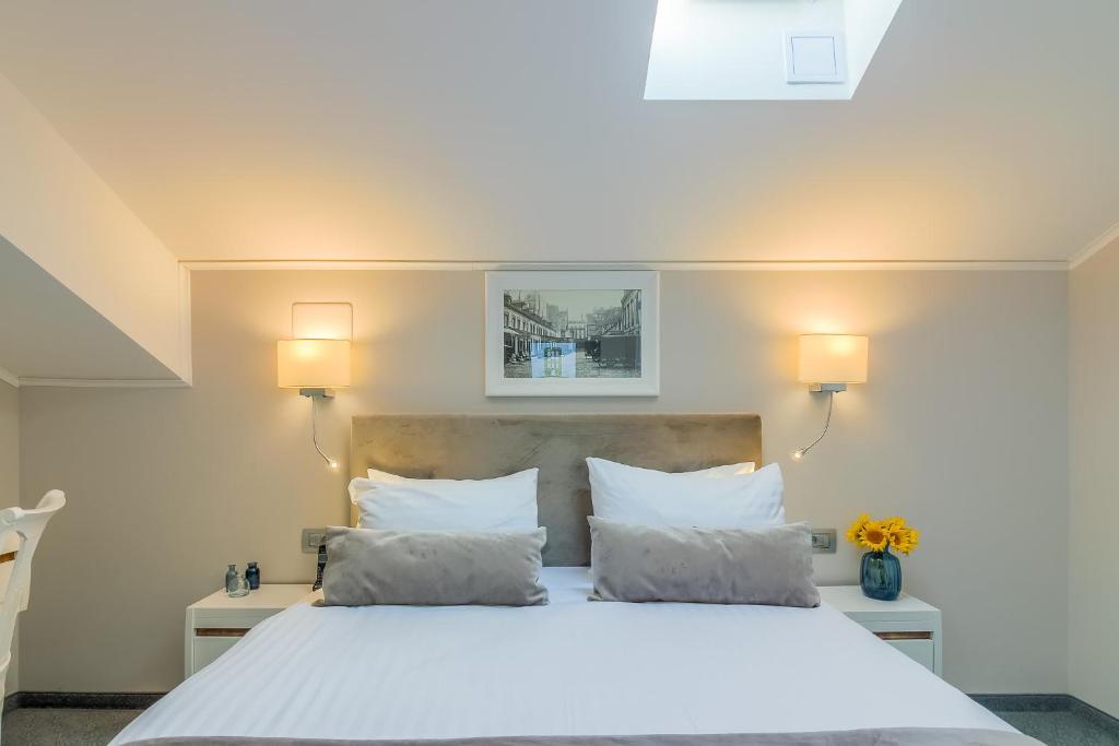 New Era Hotel Old Town Bucharest parking with fee nearby - 阁楼豪华双人房间