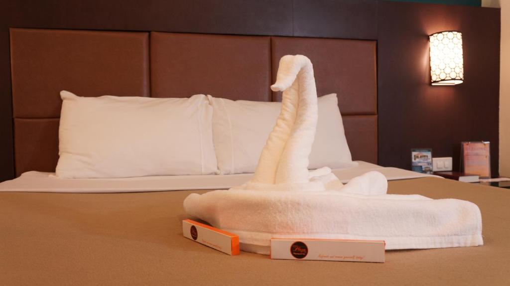 Postel nebo postele na pokoji v ubytování Tacloban Plaza Hotel