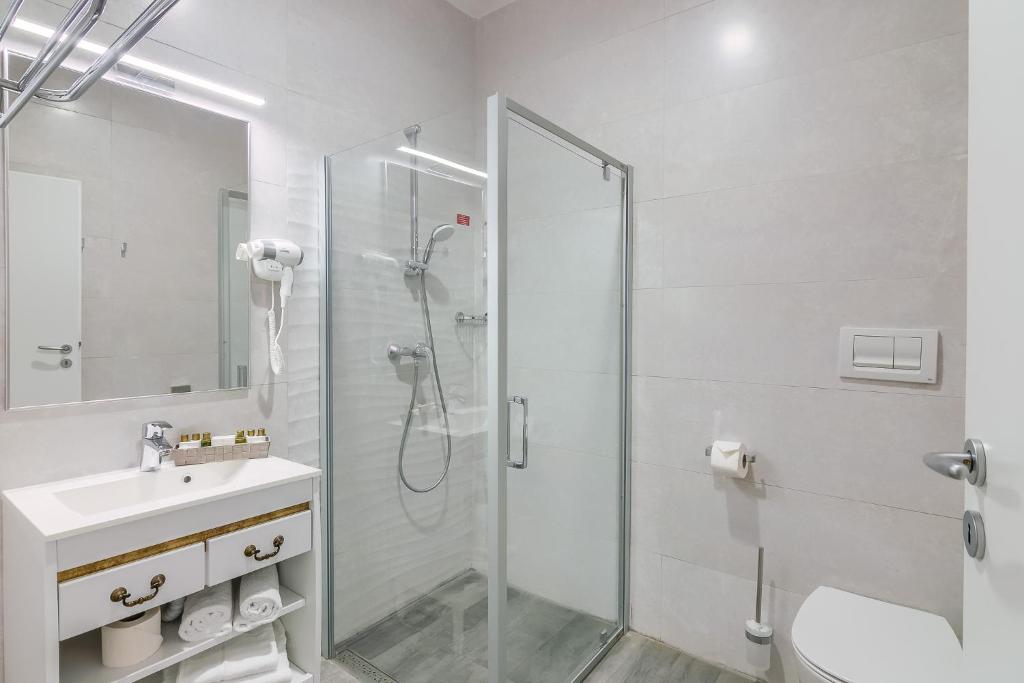 New Era Hotel Old Town Party Zone Bucharest- parking with fee nearby - NOT at the hotel ! - Resim 15