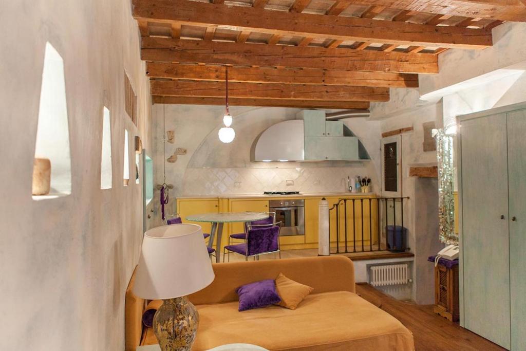 salon z kanapą i stołem w obiekcie MarcheAmore - Il Passaggio Segreto, luxury loft with private courtyard w mieście Fermo