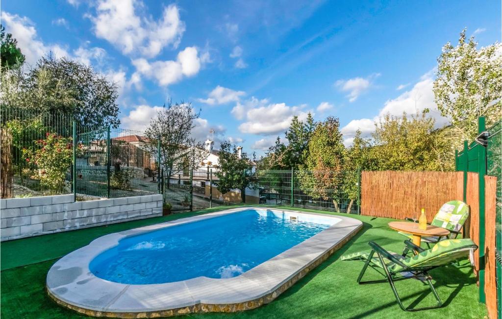 a swimming pool in a backyard with a table and chairs at Nice Home In Puertollano With 4 Bedrooms, Outdoor Swimming Pool And Swimming Pool in Las Caserías