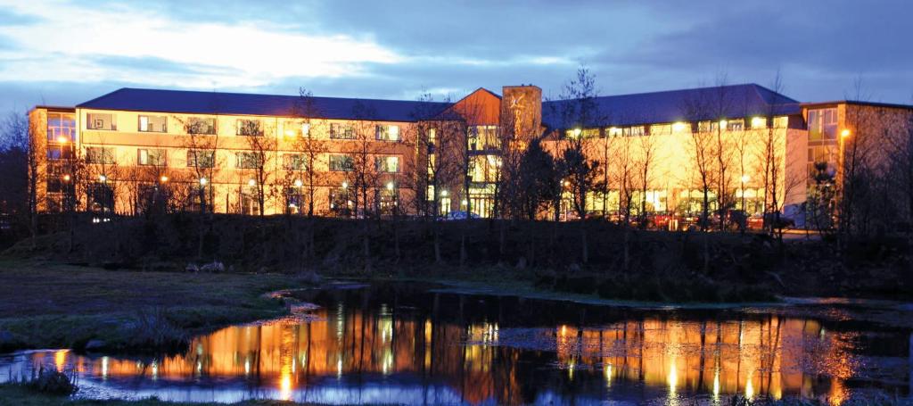Výhled na řeku, která protéká v blízkosti hotelu