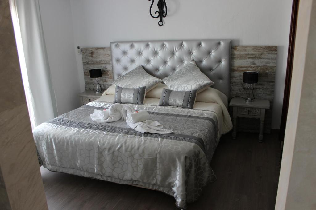 Postel nebo postele na pokoji v ubytování Boutique Hostal Mistral