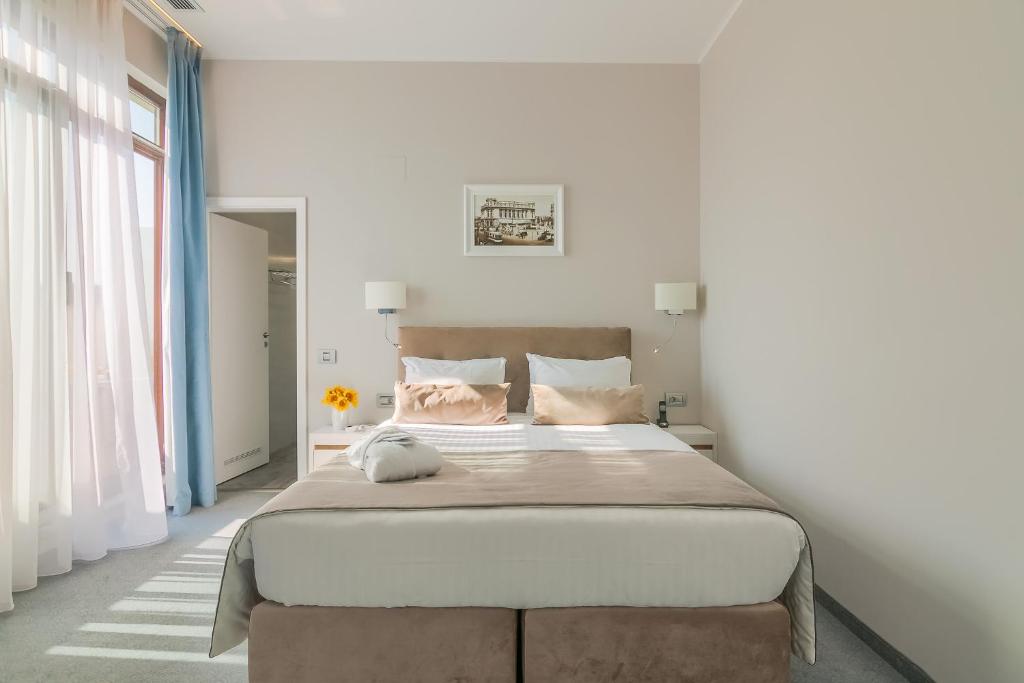 New Era Hotel Old Town Party Zone Bucharest- parking with fee nearby - NOT at the hotel ! - Resim 8