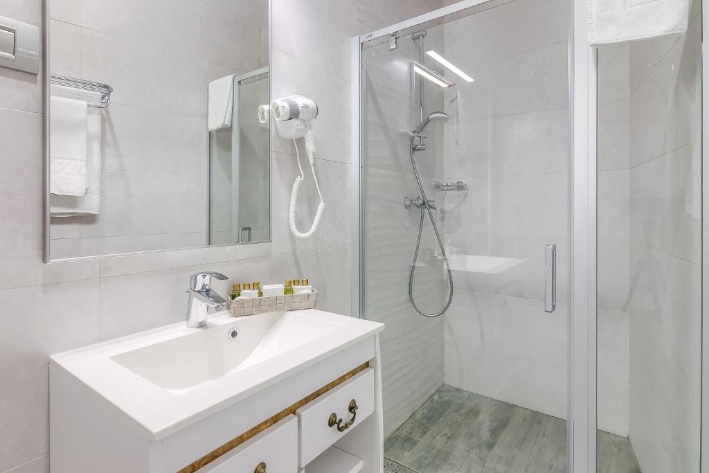 New Era Hotel Old Town Party Zone Bucharest- parking with fee nearby - NOT at the hotel ! - Resim 29