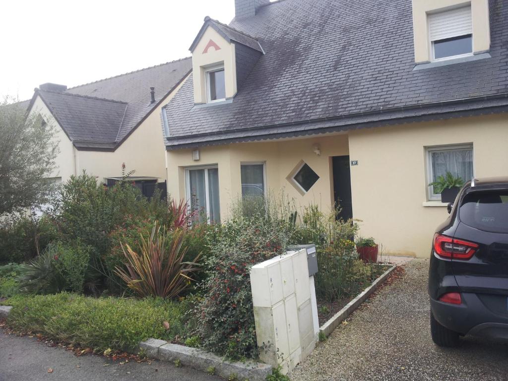 une maison avec une voiture garée devant elle dans l'établissement Chambre d' hote avec grand lit et salle d'eau privative pour une persone ou un couple, à Vern-sur-Seiche