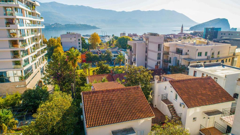 una vista aérea de una ciudad con edificios en Apartments Luka, en Budva