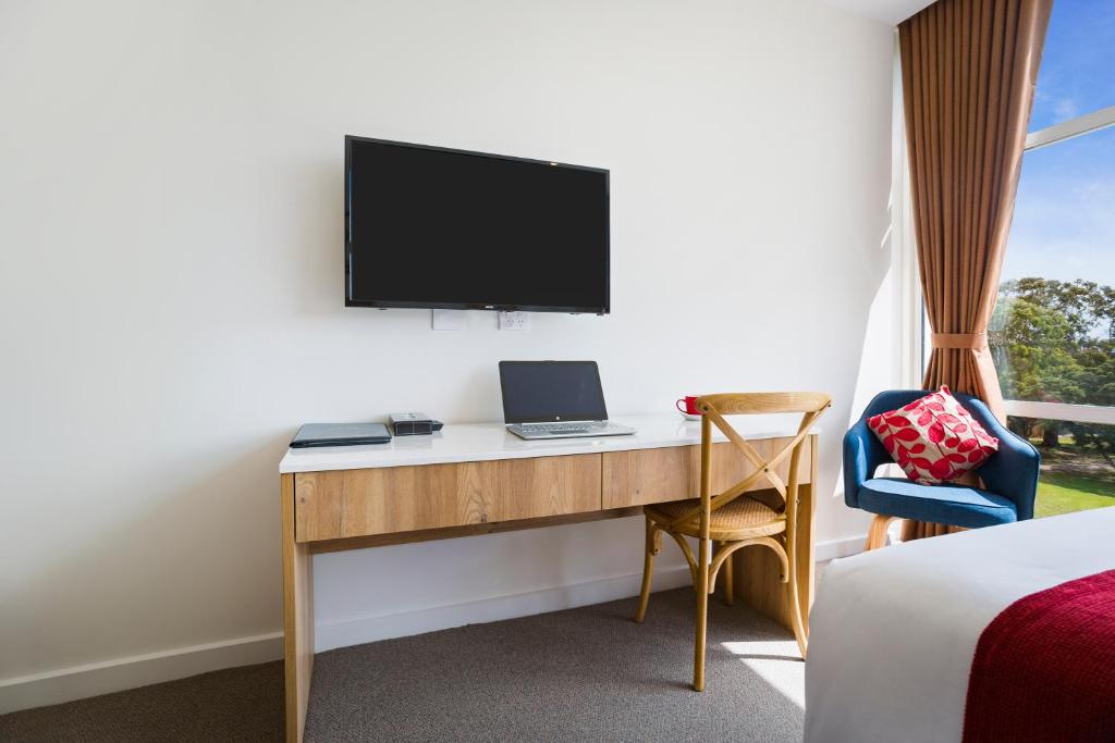 TV a/nebo společenská místnost v ubytování Parkside Motel Geelong
