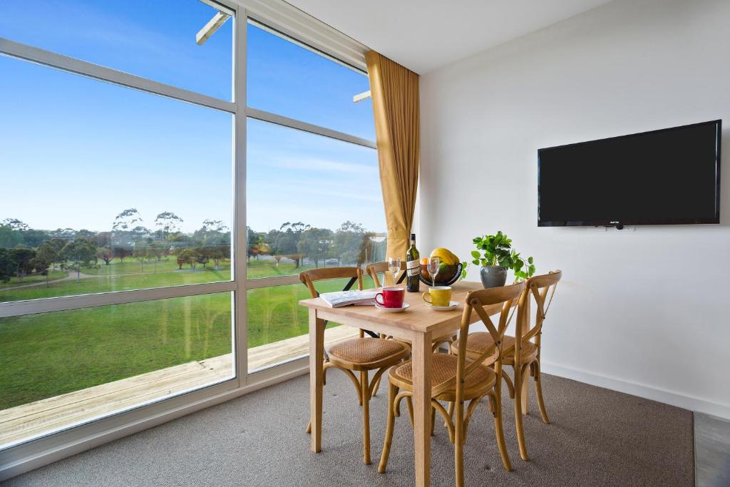 TV a/nebo společenská místnost v ubytování Parkside Motel Geelong