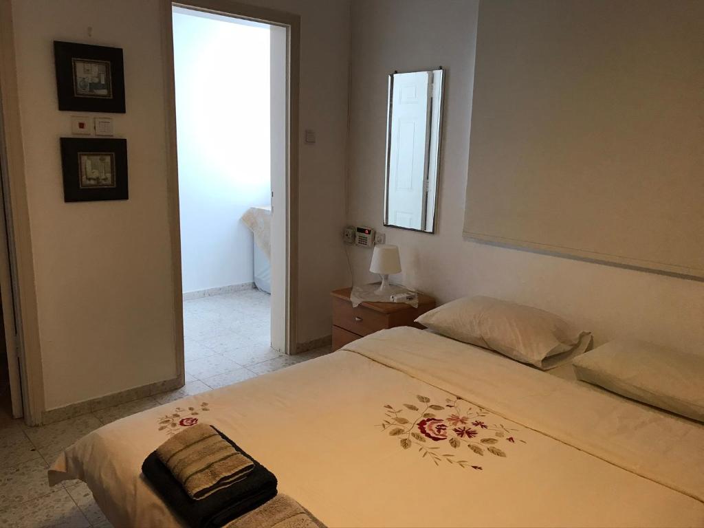a bedroom with a large bed and a window at הבית בגן in Gan Yavne