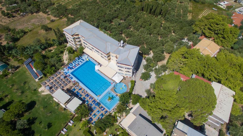 Bazén v ubytovaní Koukounaria Hotel & Suites alebo v jeho blízkosti