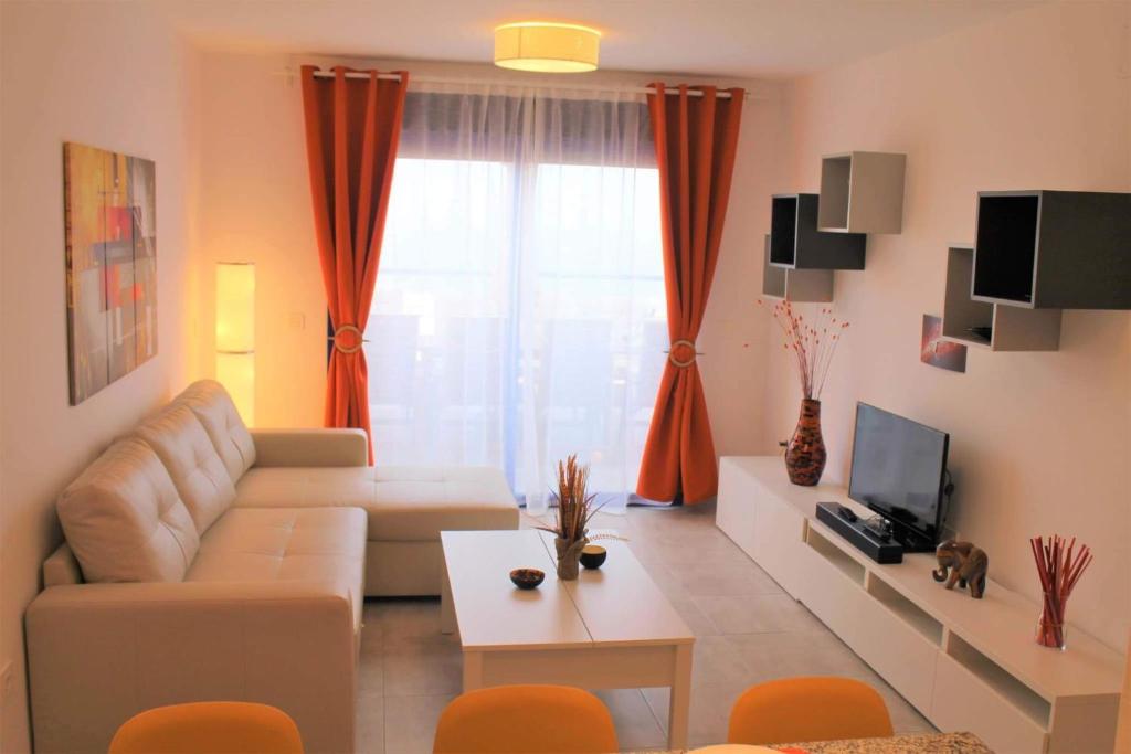 Televízia a/alebo spoločenská miestnosť v ubytovaní Panoramic Atalaya