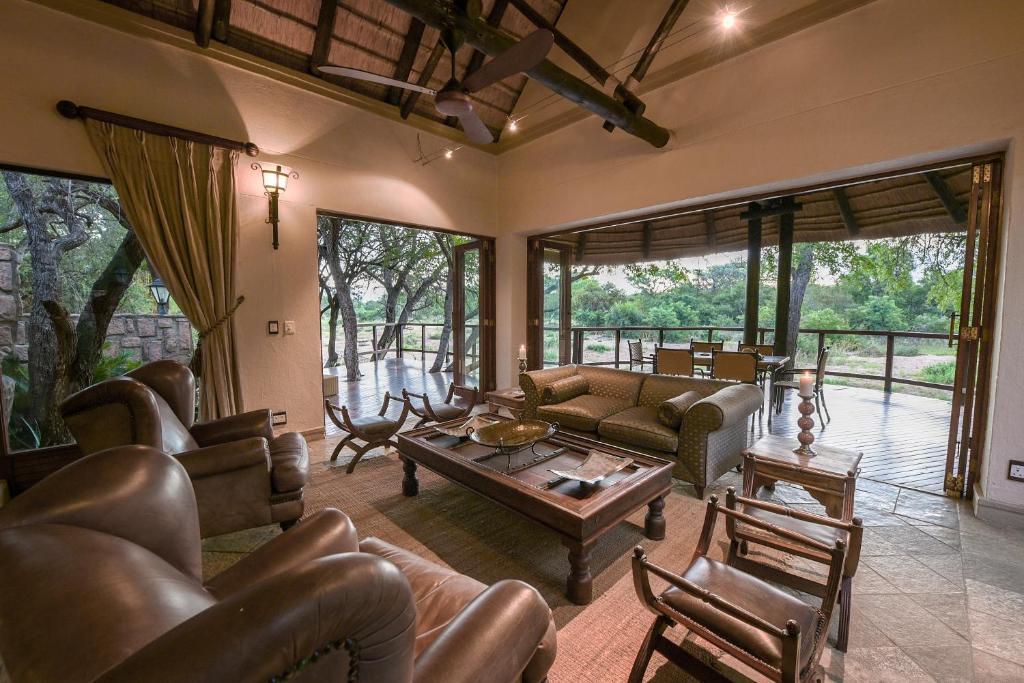 Istumisnurk majutusasutuses Shumbalala Game Lodge
