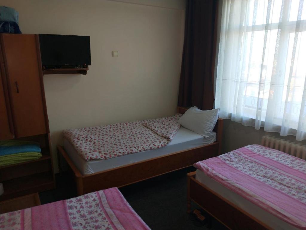 A bed or beds in a room at OTEL ÇINAR