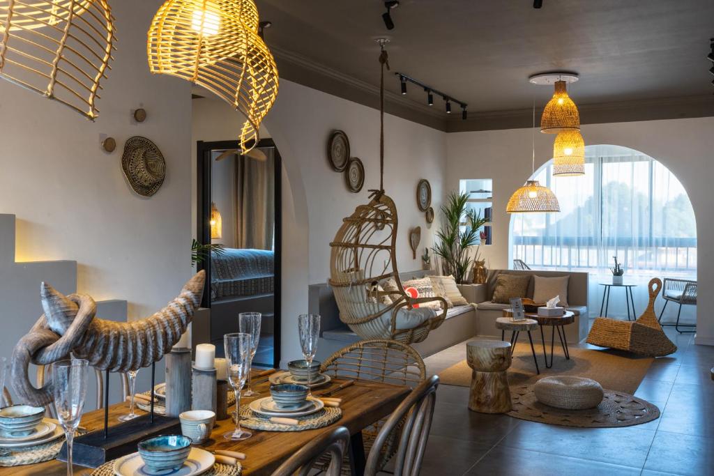 ein Esszimmer und ein Wohnzimmer mit einem Tisch und Stühlen in der Unterkunft Enshi City Jingui Avenue Toast city in Longfengba