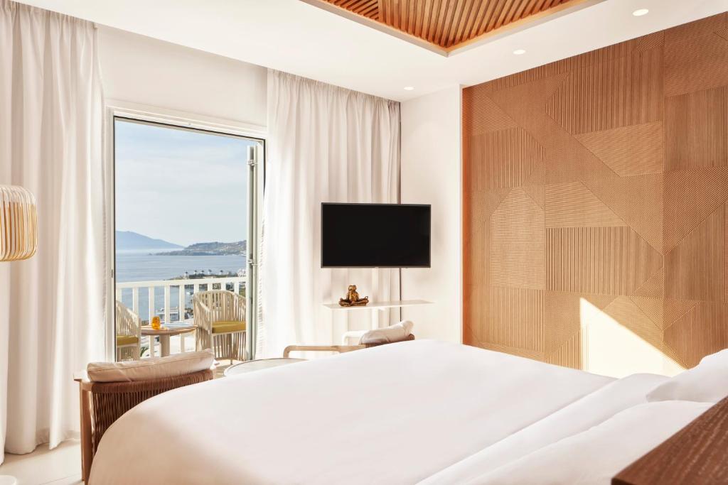 Posteľ alebo postele v izbe v ubytovaní Myconian Korali Relais & Chateaux