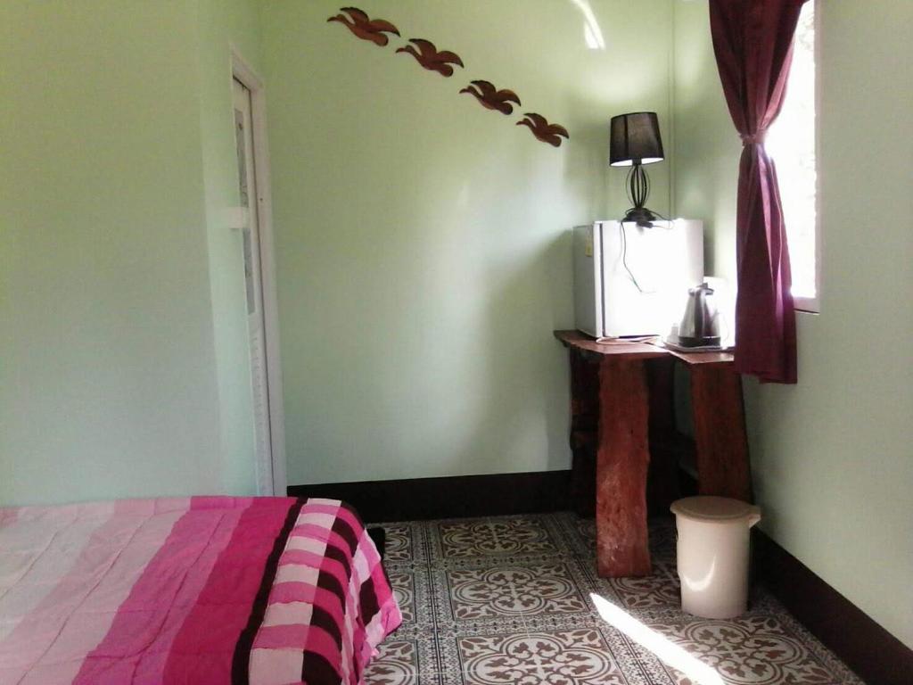 Postel nebo postele na pokoji v ubytování Lanta Dareen Garden Home