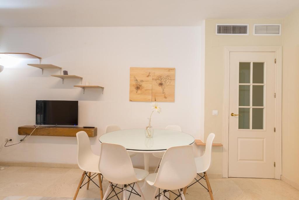 Zdjęcie z galerii obiektu GR0-Quiet apartment, Private backyard, Walk to Old Town w Maladze