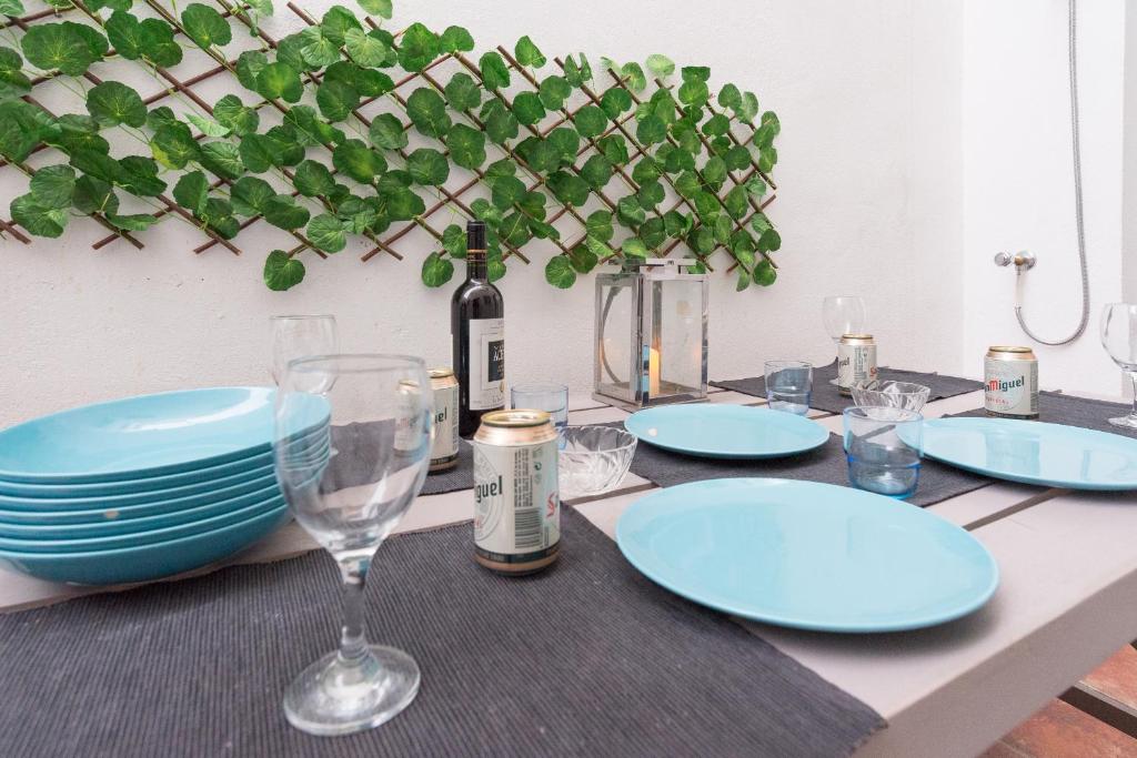 Zdjęcie z galerii obiektu GR0-Quiet apartment, Private backyard, Walk to Old Town w Maladze