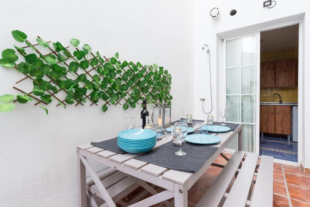 Zdjęcie z galerii obiektu GR0-Quiet apartment, Private backyard, Walk to Old Town w Maladze