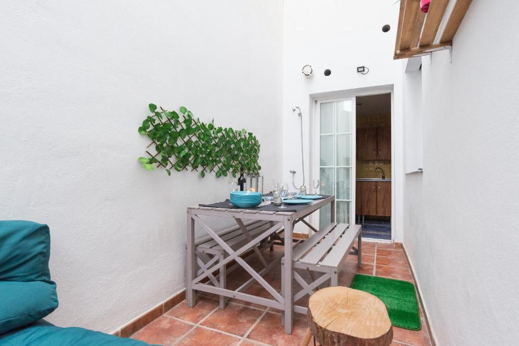 Zdjęcie z galerii obiektu GR0-Quiet apartment, Private backyard, Walk to Old Town w Maladze