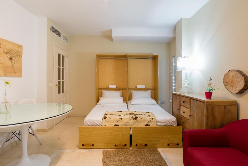 Zdjęcie z galerii obiektu GR0-Quiet apartment, Private backyard, Walk to Old Town w Maladze