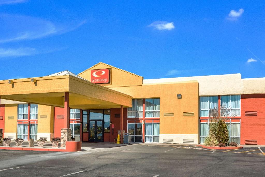 un edificio con un cartel krispy kreme en él en Econo Lodge, en Grand Junction