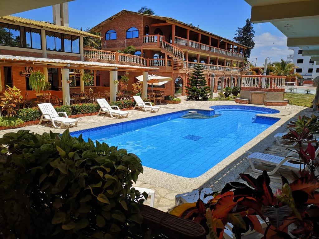 בריכת השחייה שנמצאת ב-Suite Hotel Romanos או באזור