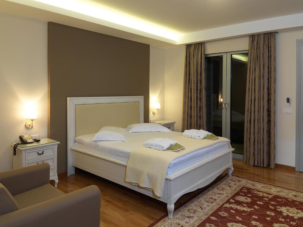 Postel nebo postele na pokoji v ubytování Hondos Classic Hotel & Spa