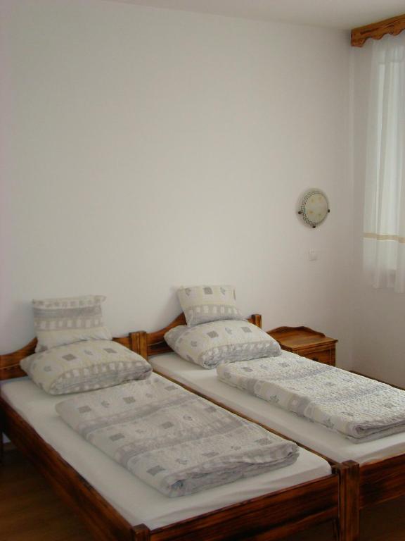 A bed or beds in a room at Emanapartmanok Sárvár