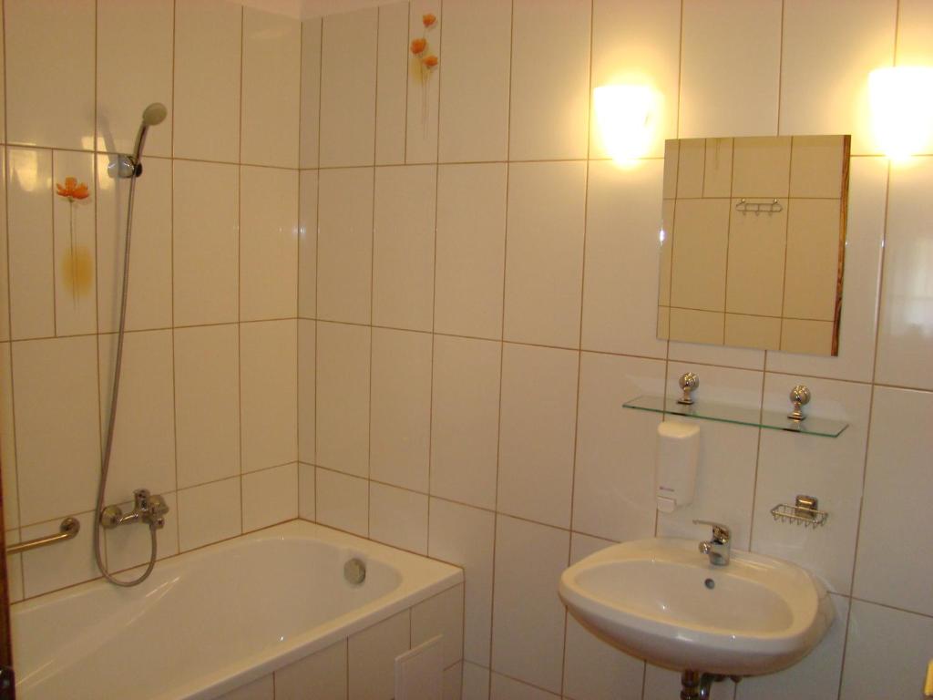 A bathroom at Emanapartmanok Sárvár