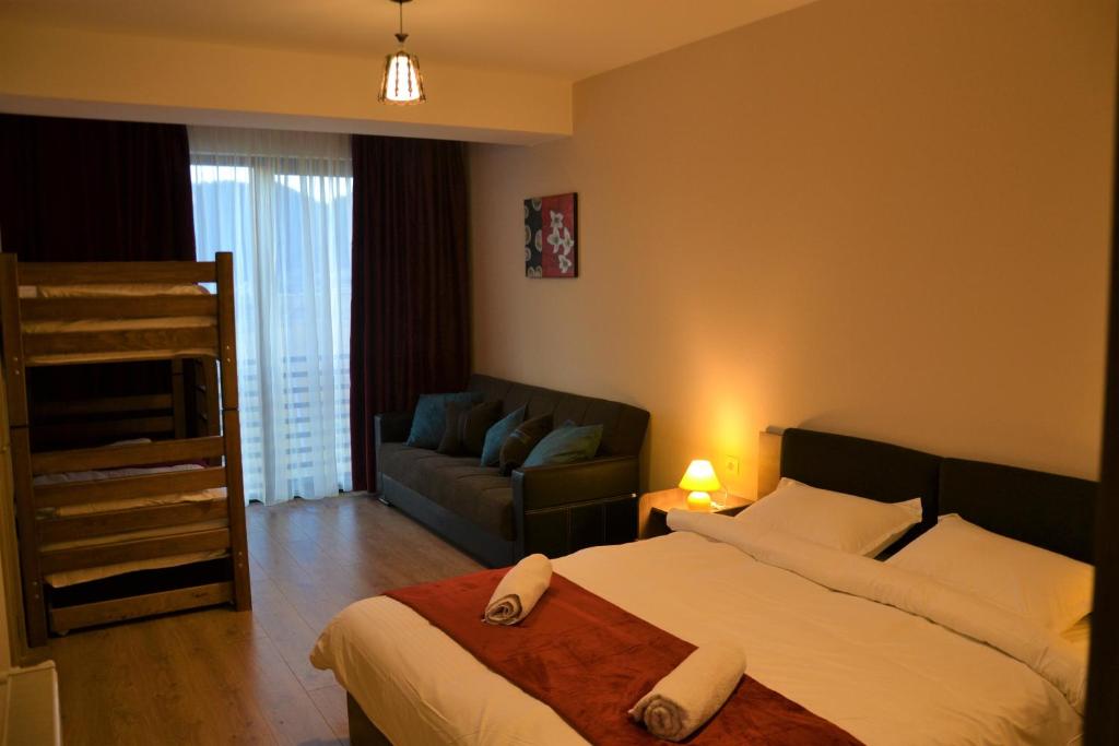 Ένα ή περισσότερα κρεβάτια σε δωμάτιο στο Bakuriani Plaza A317