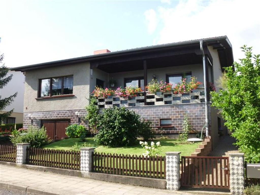 a house with a fence in front of it at Appartement Studio Kremser in Kranichfeld