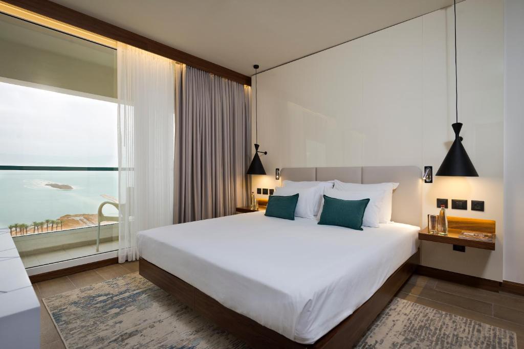 Postel nebo postele na pokoji v ubytování Nevo by Isrotel Collection