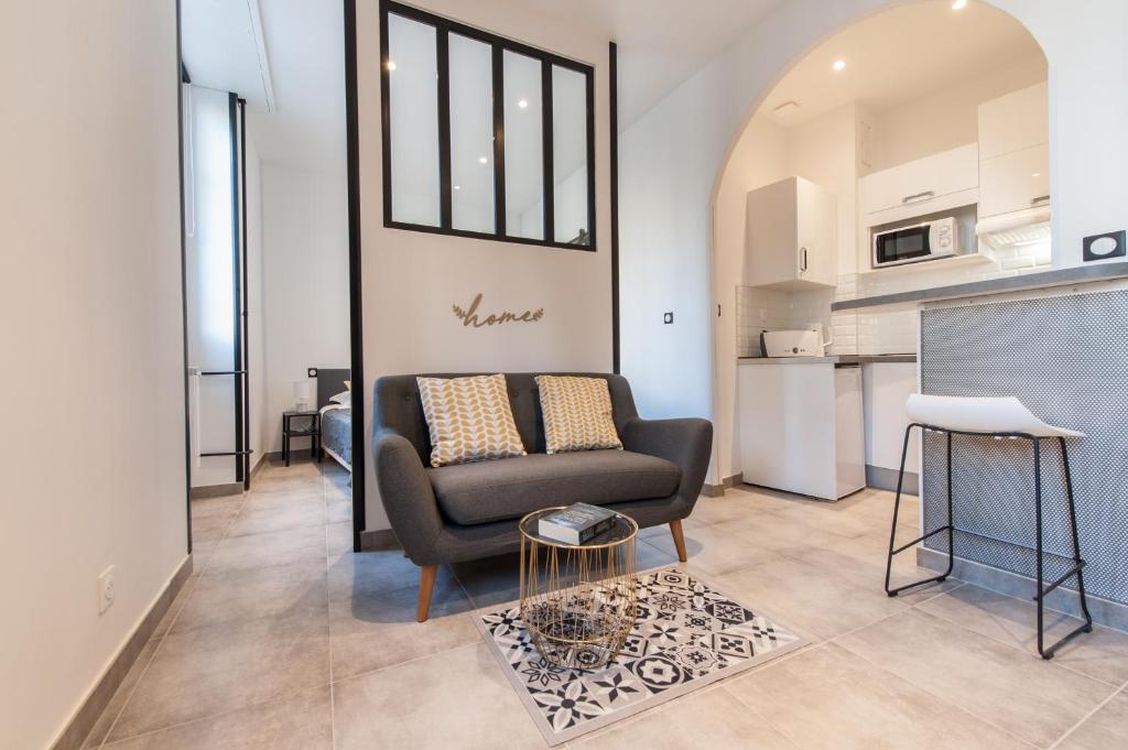 un salon avec un canapé et une table dans l'établissement Les Princes du Vieux Port - Central & Climatisation - Les Frères de la Loc', à Marseille