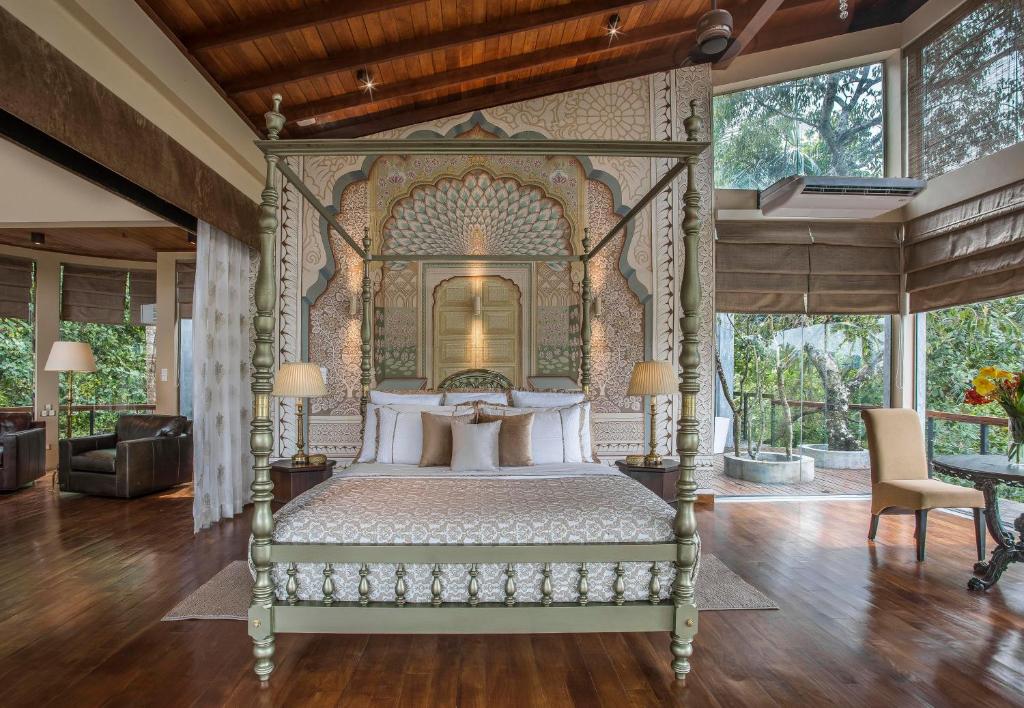 una camera da letto decorata con un letto in una casa di The Far Pavilion by Edwards Collection a Pinnawala