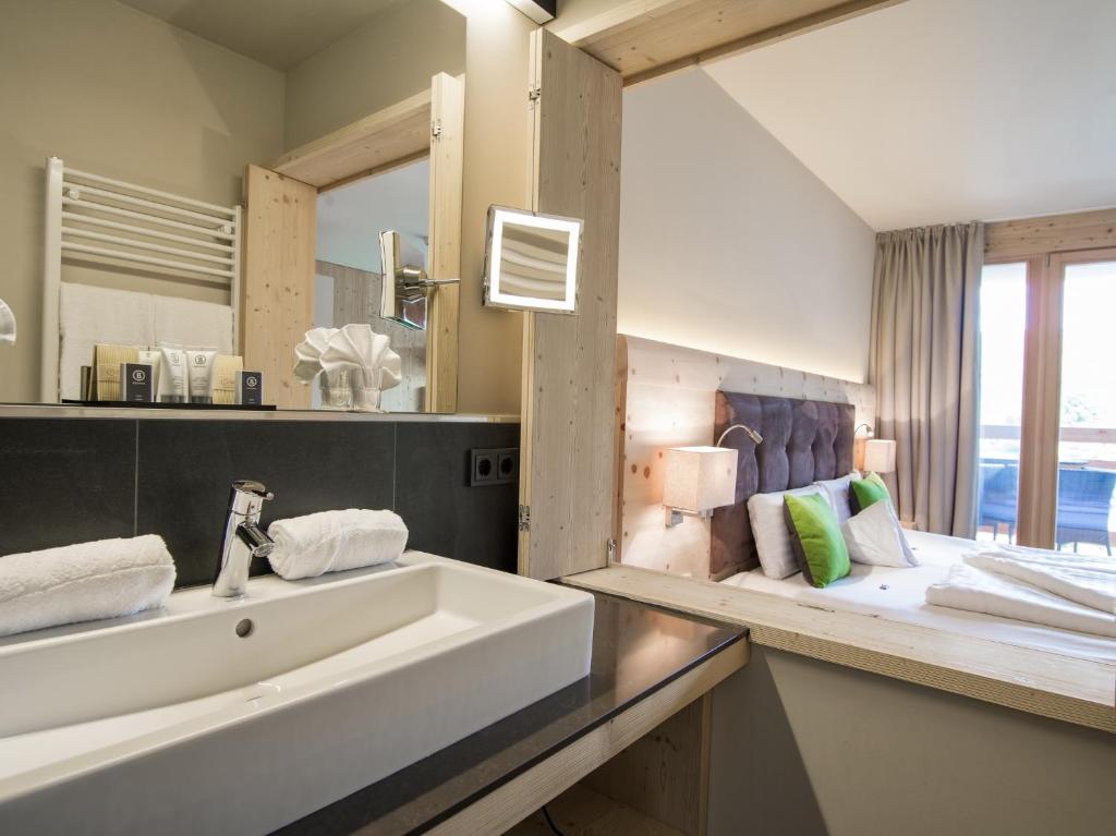 Posteľ alebo postele v izbe v ubytovaní Alpin Juwel - Lifestyle und Biohotel