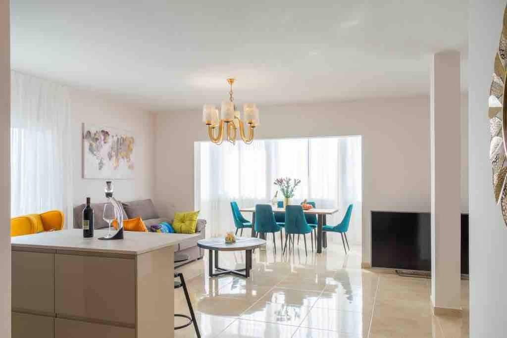 een keuken en een woonkamer met een tafel en stoelen bij Esmeralda. Luxury. 1 line of the ocean. View! Quality! in Callao Salvaje