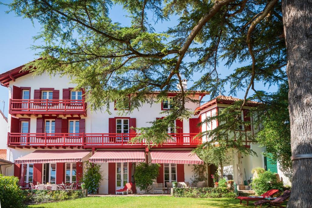 Cette grande maison est décorée dans des tons rouges et blancs. dans l'établissement Aita Baita, à Ciboure