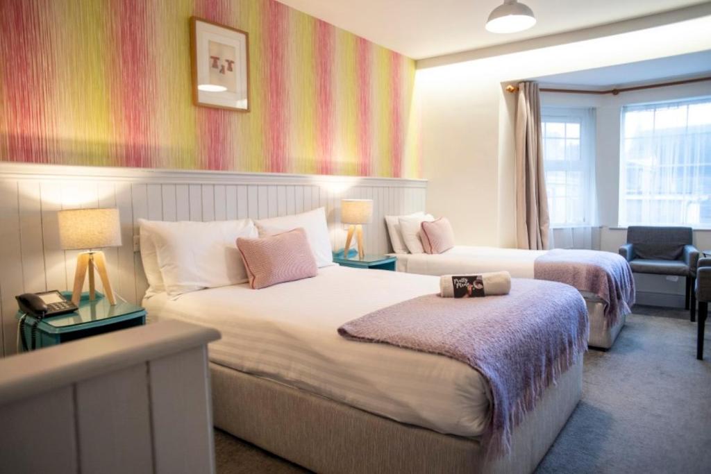Postel nebo postele na pokoji v ubytování Emmet Hotel