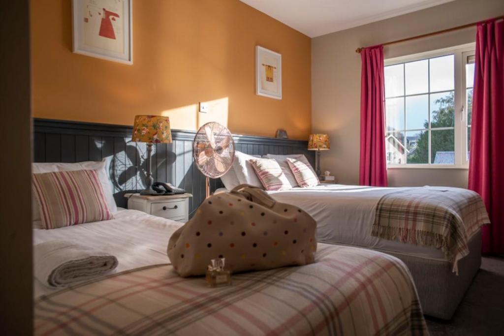 Postel nebo postele na pokoji v ubytování Emmet Hotel