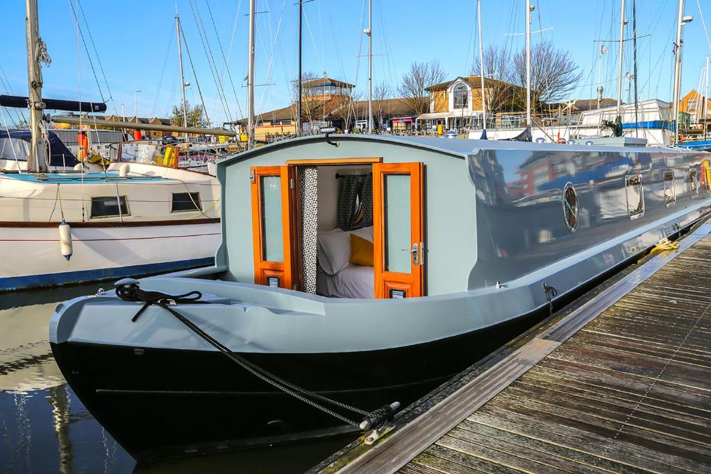 um pequeno barco está ancorado numa doca em The Liverpool Boat em Liverpool