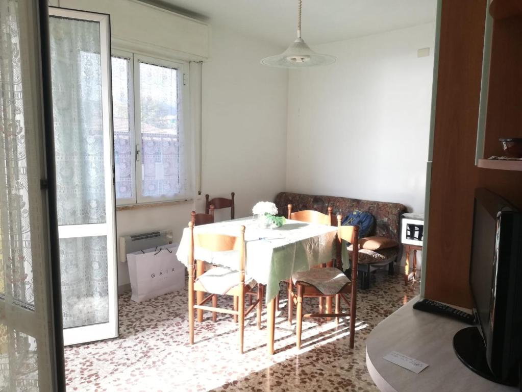 ein Esszimmer mit einem Tisch und Stühlen in der Unterkunft Al mare con vista codice CITRA 009049-LT-0787 in Pietra Ligure