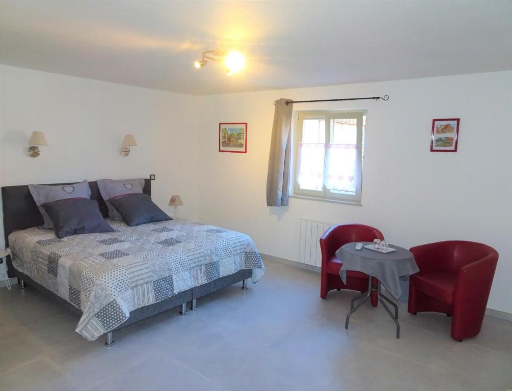 Postel nebo postele na pokoji v ubytování Maison d'Hôtes Le Cep d'Or Alsace
