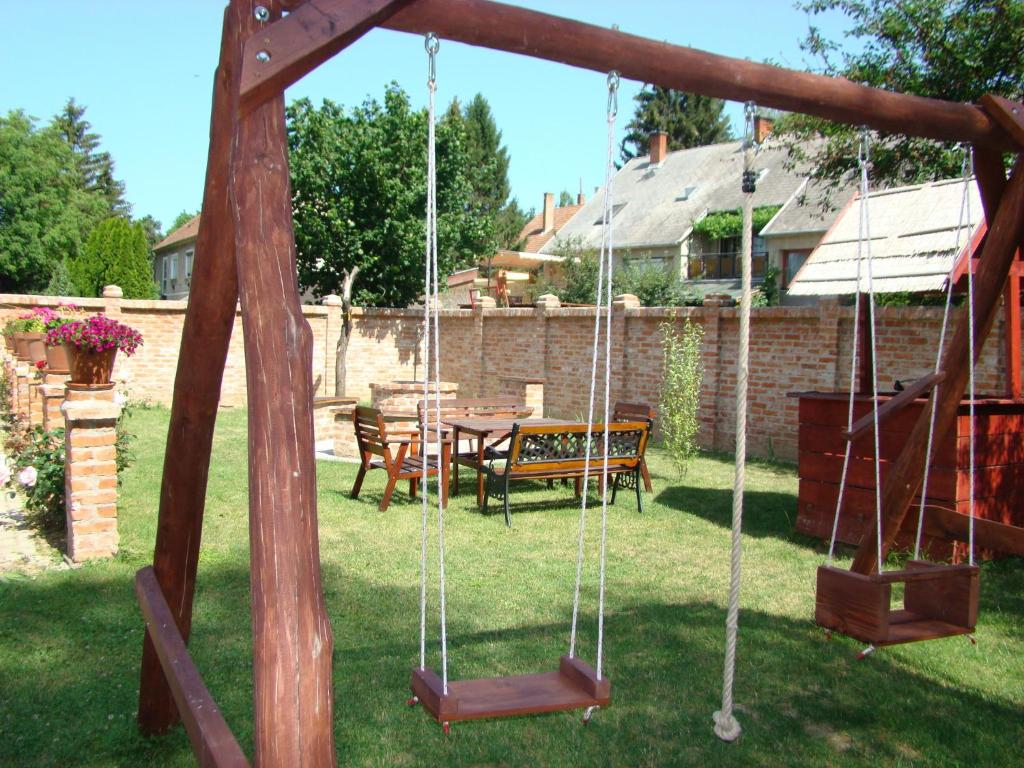 A garden outside Emanapartmanok Sárvár