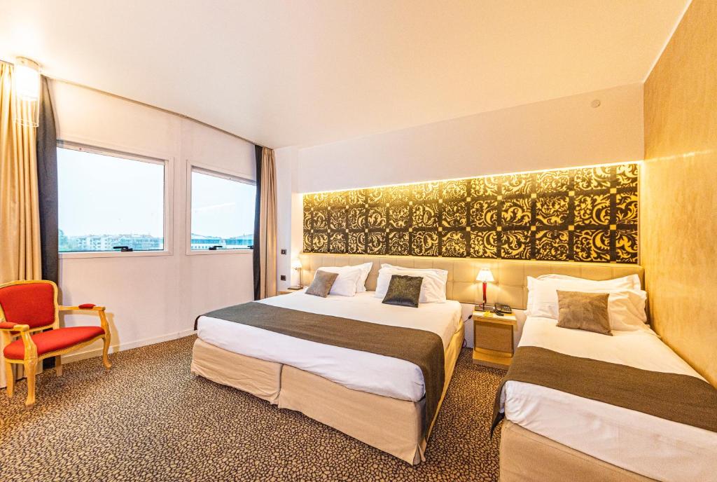 Postel nebo postele na pokoji v ubytování Antony Palace Hotel - Venice Airport